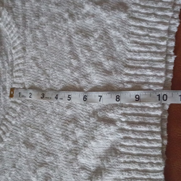 🌺Guess White Crew Neck Sweater with Textured Knit - Picture 6 of 12